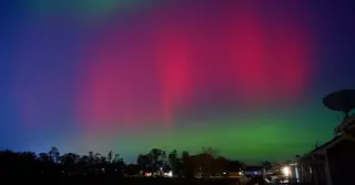 ফ্রান্সে অরোরা খ্যাত নর্দার্ন লাইটের ঝলমলে আলোতে ভরে উঠলো রাতের আকাশ